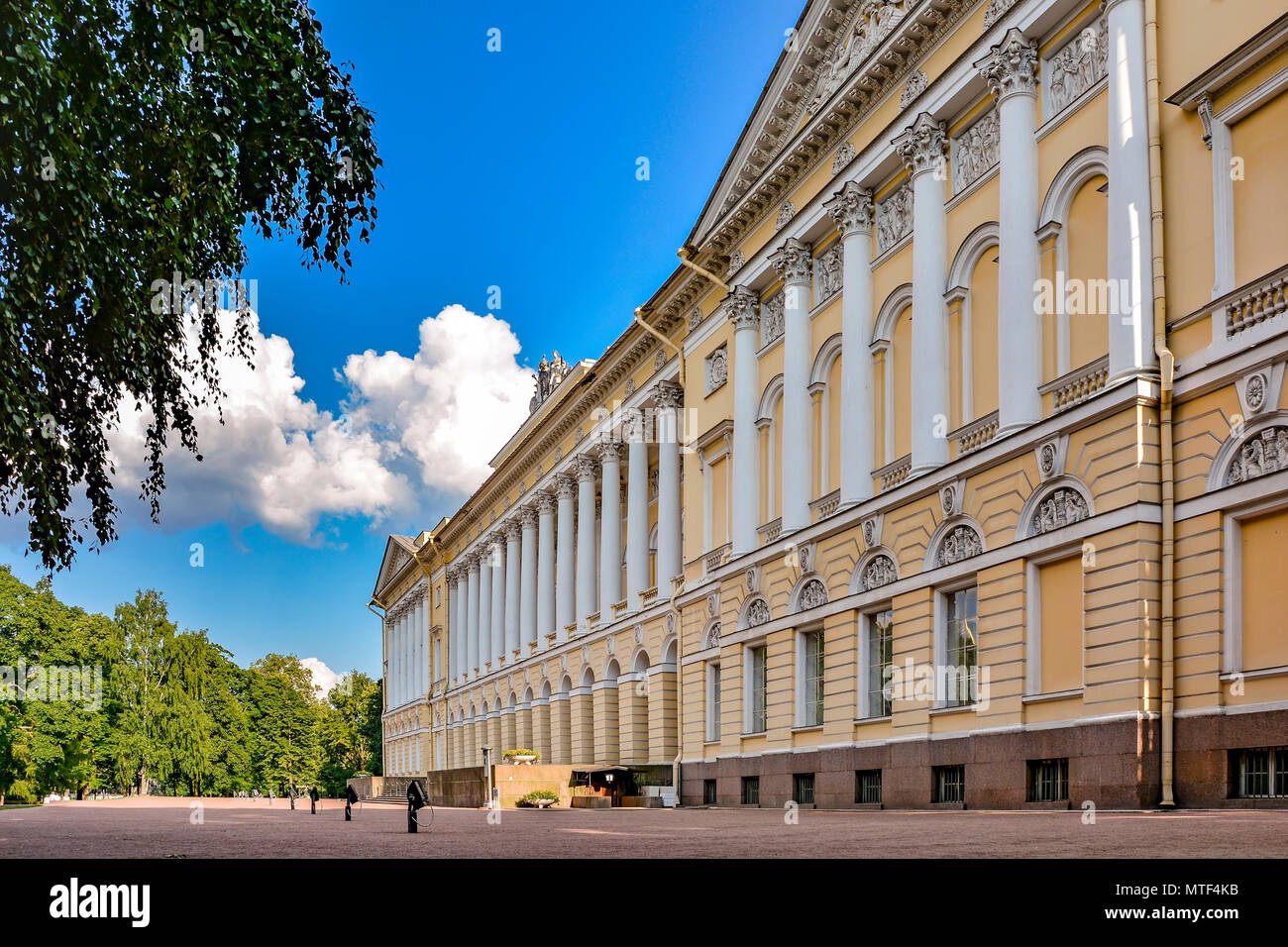 Famoso Palazzo Mikhailovsky a San Pietroburgo con la sua architettura classica e colonne Foto Stock