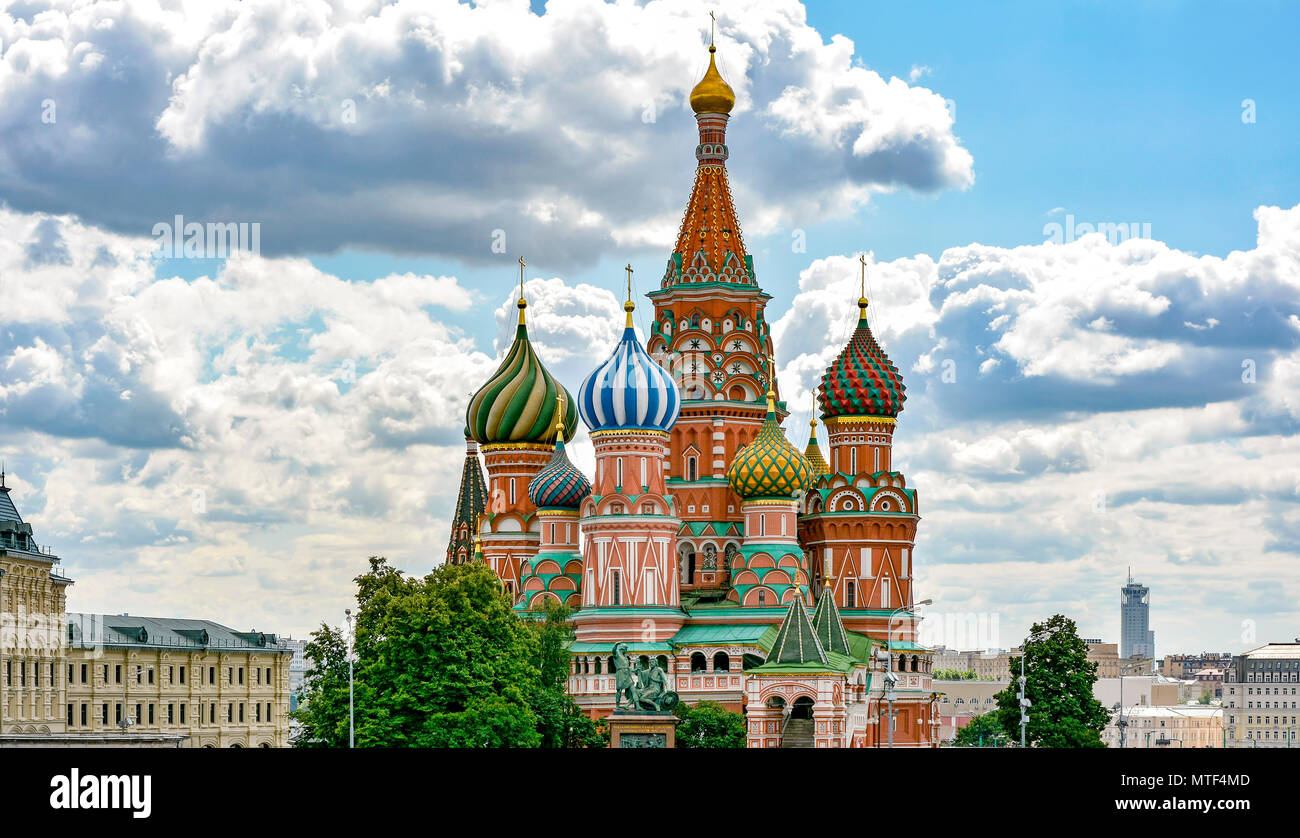 Cattedrale di San Basilio il beato a Mosca con la sua architettura caratteristica con colorate cupole e la facciata Foto Stock