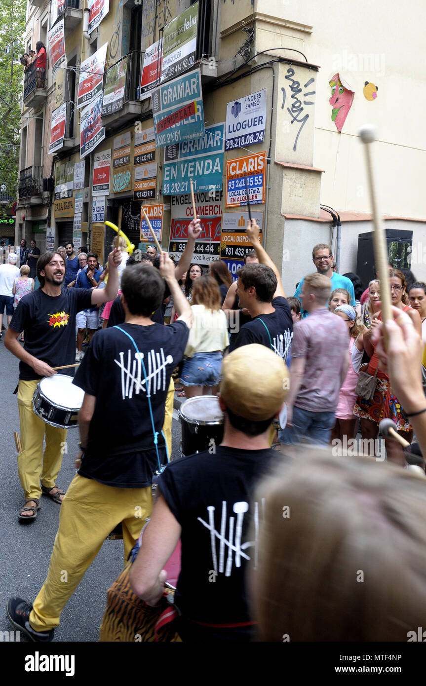 Band di musicisti e percussionisti attraverso le strade del quartiere di Gracia di Barcellona durante la GRACIA Summer Fest di Barcellona. Rosmi Duaso Foto Stock