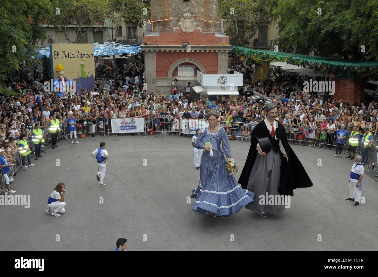 Tradizionale danza dei giganti durante il quartiere Gracia Summer Festival di Barcellona, persone che visitano le diverse vie ornate di Barcellona. Foto: Rosmi Foto Stock