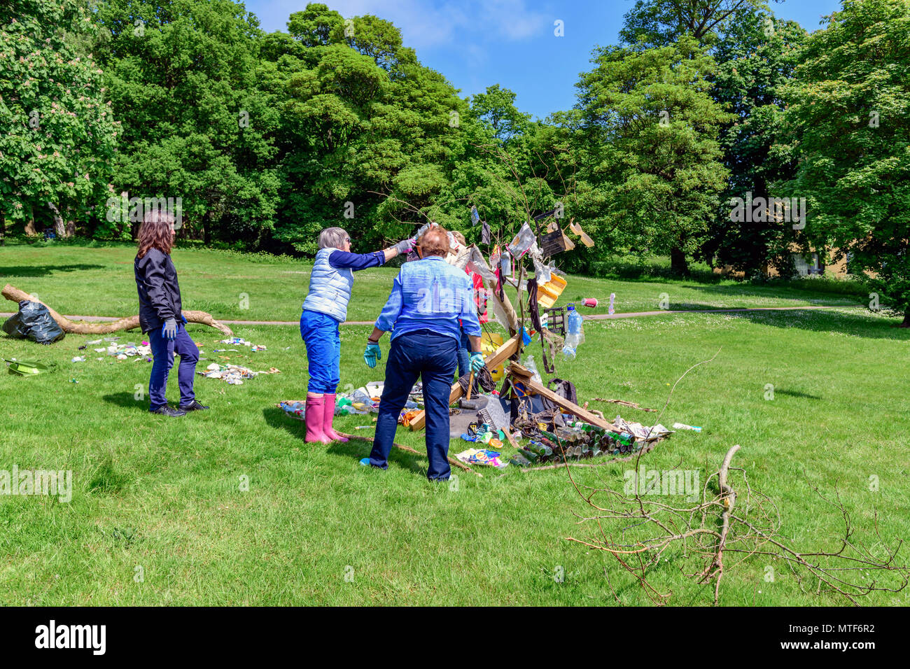 Il gruppo di donne visualizzando i rifiuti scartati sono raccolti in una piccola area aperta in poco più di un'ora. Tunbridge Wells Regno Unito Foto Stock