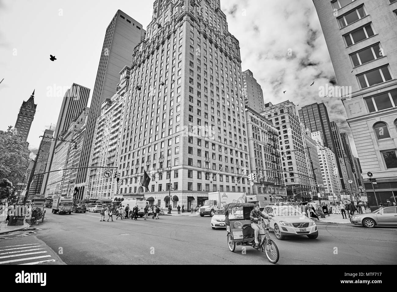 La città di New York, Stati Uniti d'America - 26 Maggio 2017: il traffico sulla Central Park South e il 6th Avenue incrocio. Foto Stock