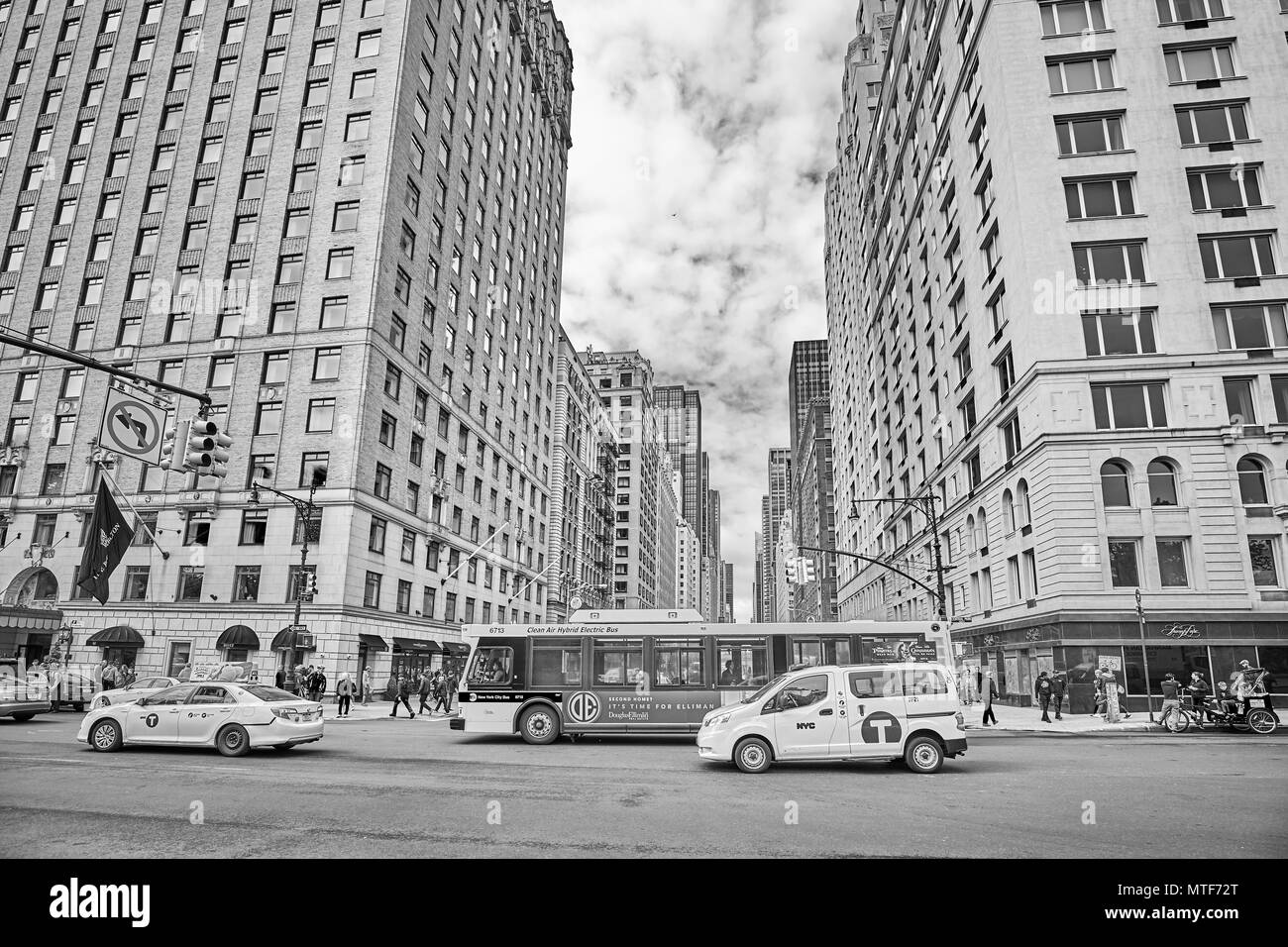 La città di New York, Stati Uniti d'America - 26 Maggio 2017: il traffico sulla Central Park South e il 6th Avenue incrocio. Foto Stock