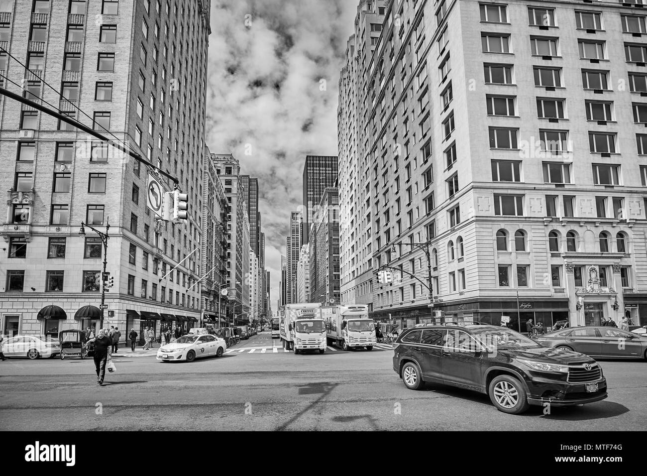 La città di New York, Stati Uniti d'America - 26 Maggio 2017: il traffico sulla Central Park South e il 6th Avenue incrocio. Foto Stock