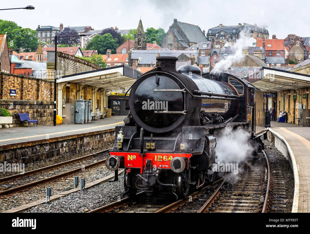 Locomotiva a vapore LNER 1264 tirando fuori di Whitby station con la testa piena di vapore prese a Whitby, nello Yorkshire, Regno Unito il 22 maggio 2018 Foto Stock