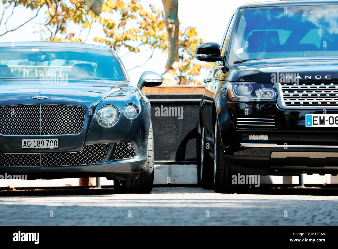 Eze, Francia - 17 Maggio 2018: lusso due vetture inglesi (Bentley Continental e Range Rover) sono allineati in un parcheggio di un hotel a 5 stelle a Eze Foto Stock