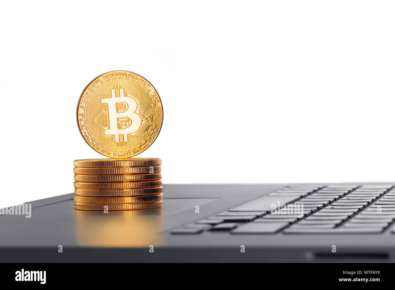 Golden Bitcoin moneta sulla tastiera del notebook. Stock di Internet. Concetto di trading. Foto Stock