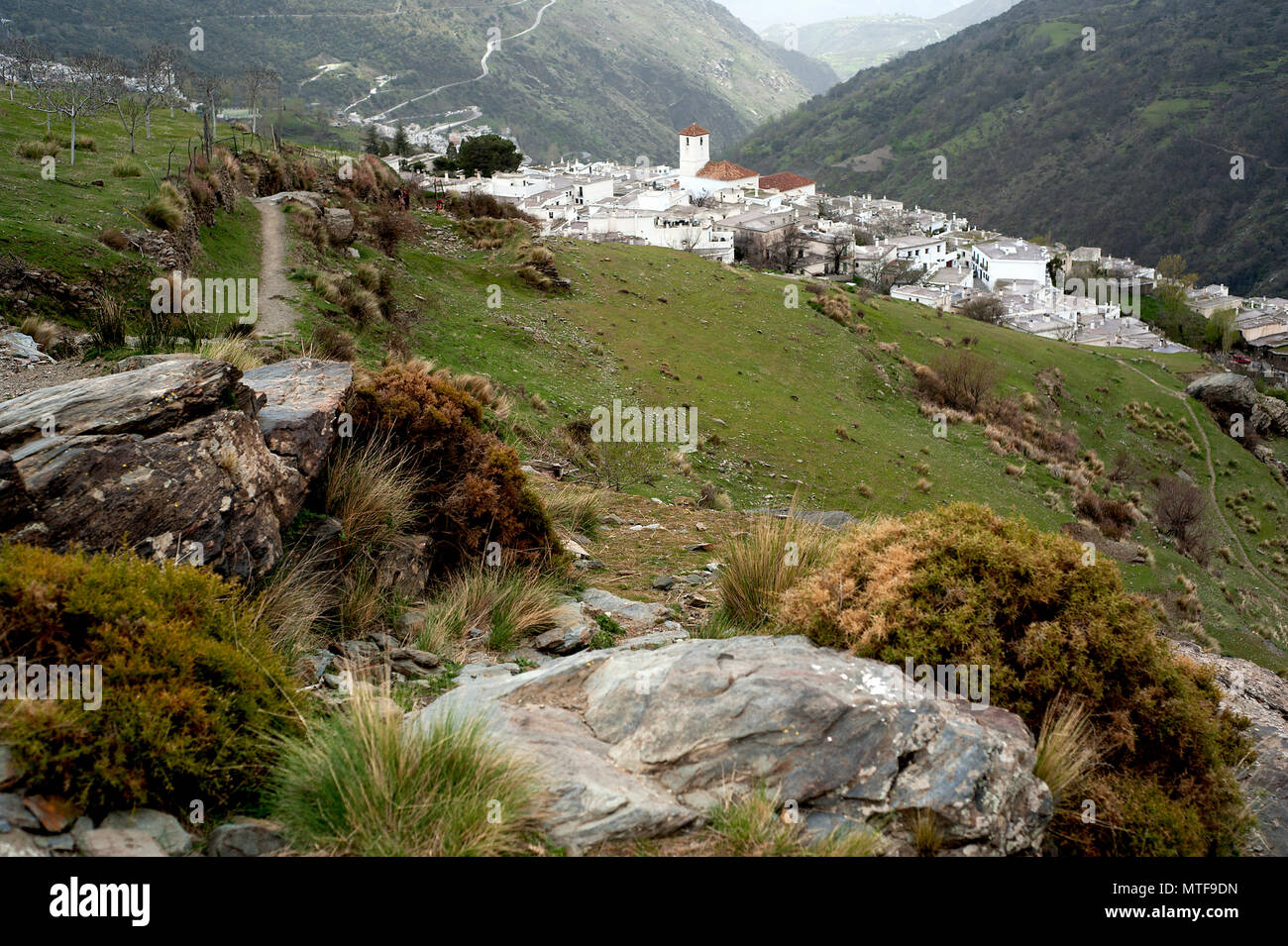 Il villaggio Alpujarran di Capileira con la sua chiesa cattolica, situato nelle montagne della Sierra Nevada in Spagna Andalusia regione. Foto Stock