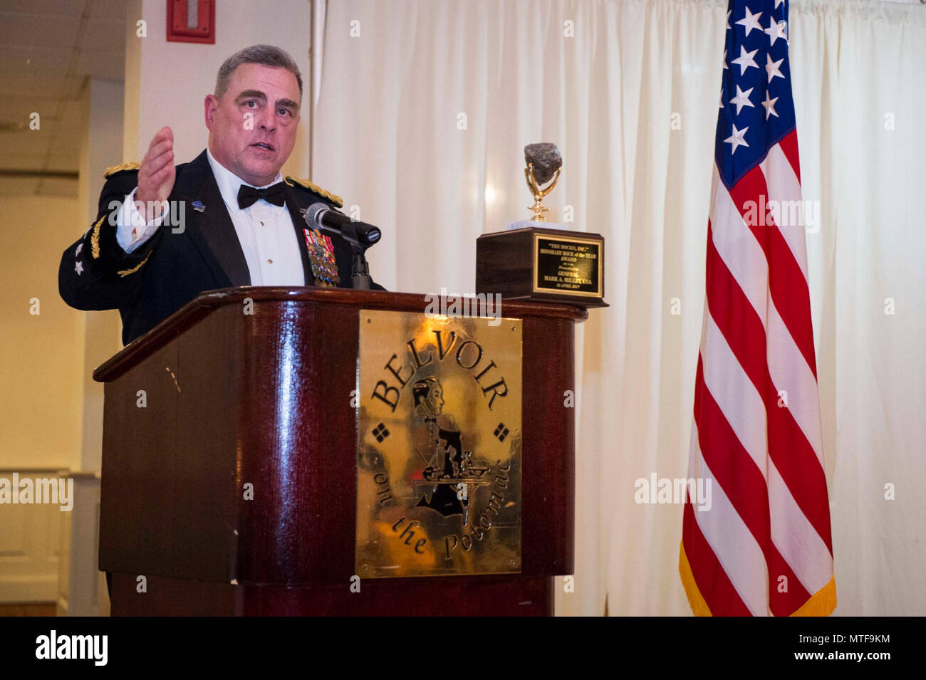 Stati Uniti Capo di Stato Maggiore dell Esercito gen. Mark A. Milley risolve i partecipanti dopo la ricezione del rock onorario del premio di anno durante la xliii rocce annuale di primavera e di Gala di Premiazione, Ft. Belvoir, Va., 22 aprile 2017. Foto Stock