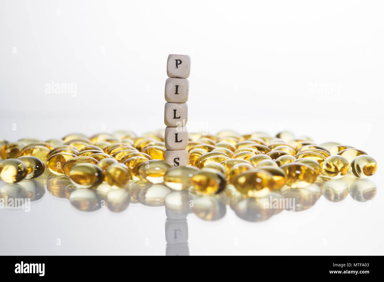 Pillole di parola dalle lettere di cubi e gel di lecitina pillole su sfondo chiaro. La soia e il girasole lecitina benefici per la pelle, digestione, choles inferiore Foto Stock