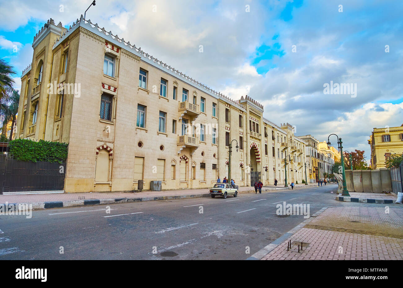 Il Cairo, Egitto - 24 dicembre 2017: la facciata di Ewart Hall - il centro culturale, situato nello scenico mansion accanto a Midan Tahrir piazza a dicembre Foto Stock