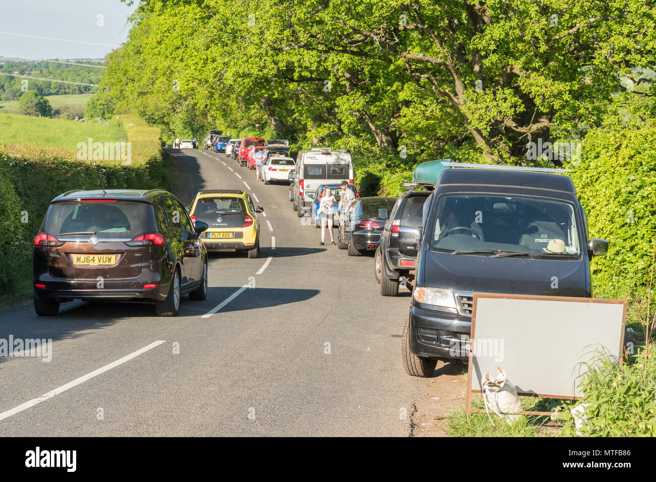 Pressioni turistiche e il parcheggio auto problemi - le auto parcheggiate lungo la B834 strada come la gente visita i diavoli pulpito Finnich Glen, a Killearn, Scotland, Regno Unito Foto Stock