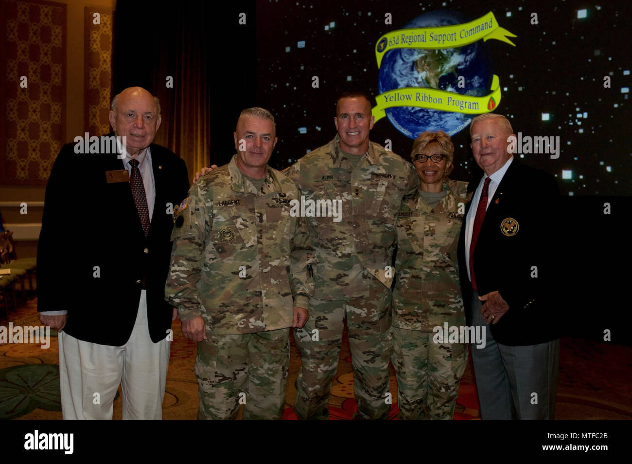 Membri della 63a sostegno regionale posti di comando insieme al 63a sostegno regionale del comando nastro giallo reintegrazione evento di programma a Dallas, 22 Aprile 2017 presso l'Hilton Anatole. Foto Stock