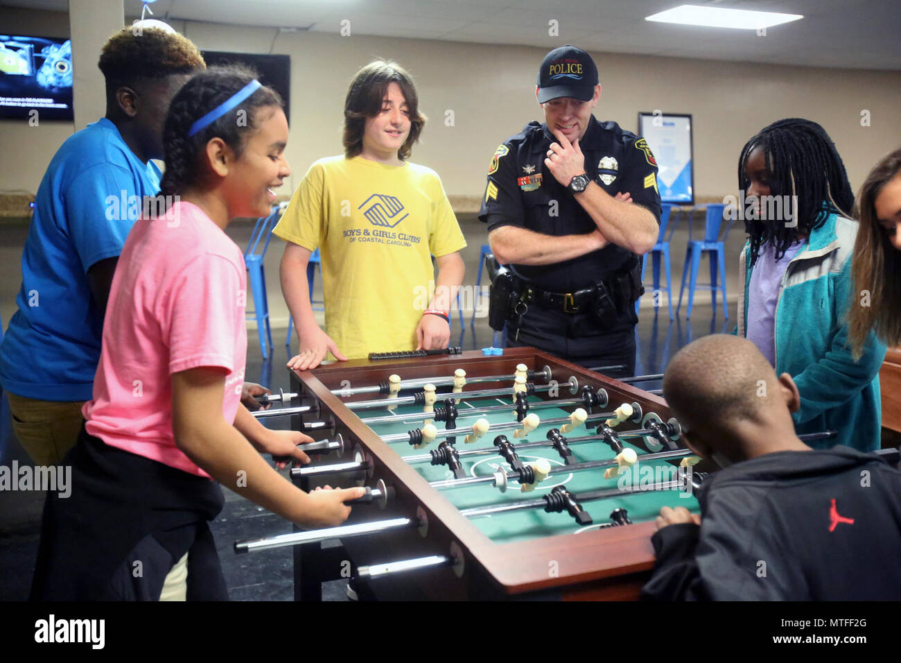 I bambini e i membri locali della comunità raccolta durante un ragazzi e ragazze Club apertura a New Bern, N.C., 24 aprile 2017. Marines assegnato a Marina Wing Support Squadron 272, Marine Aircraft Group 26, seconda Marine Air Wing uniti alla comunità locale per rivelare del centro giovanile dopo che esso è stato costruito dai resti di un vecchio night club. Marines hanno avuto la possibilità di restituire alla comunità e fornire i giovani adulti con un posto sicuro per crescere ed essere supervisionato. Foto Stock