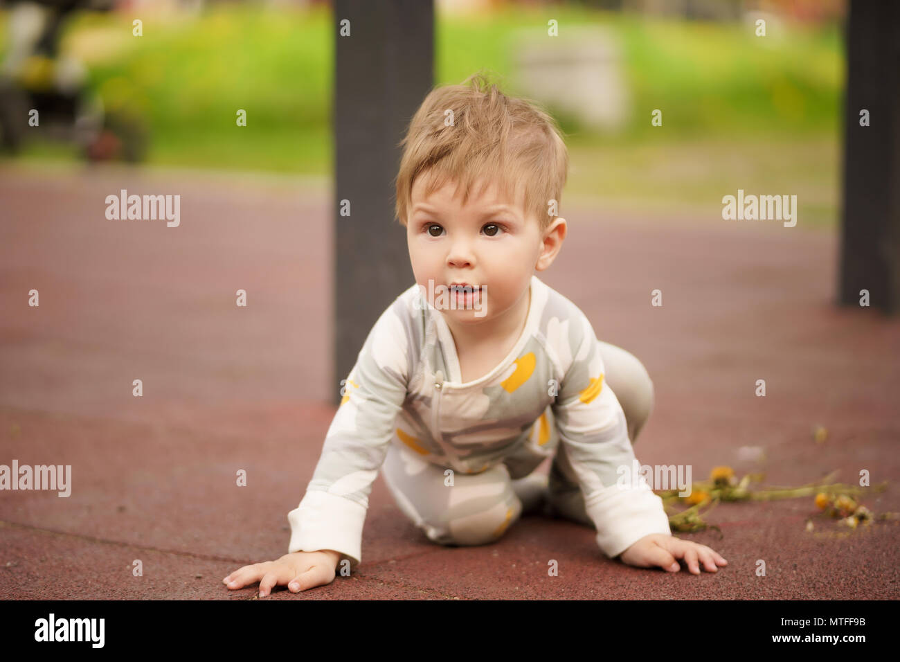 Concetto: i valori della famiglia. Ritratto di adorabile divertente innocenti brown-eyed baby giocare al parco giochi all'aperto. Foto Stock