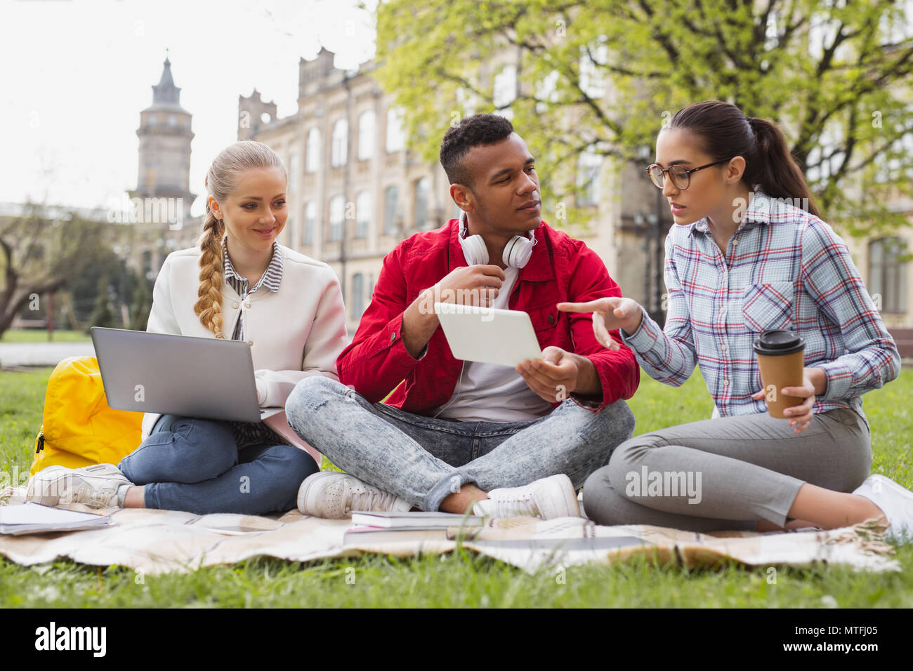 Futuro degli economisti che discute la loro vita studentesca Foto Stock