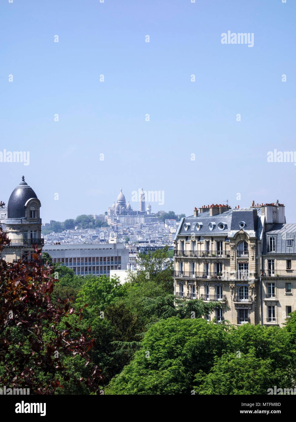Parco Buttes-Chaumont, Parigi, con il Sacre Coeur in background Foto Stock