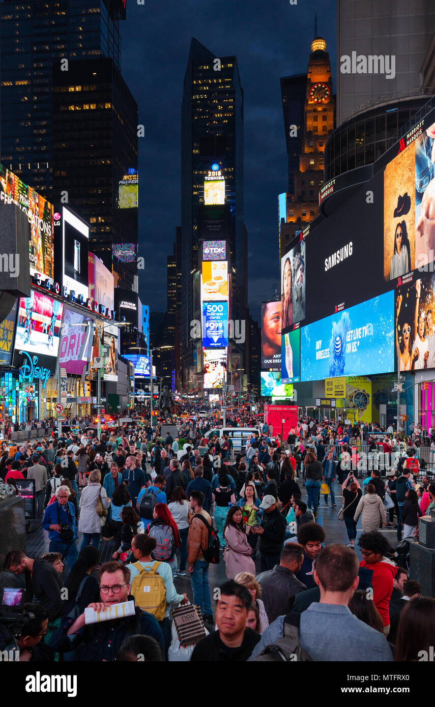 Times Square New York di notte, con la folla di gente e di luci al neon colorate di segni; Broadway, Times Square e Midtown, New York City, Stati Uniti d'America Foto Stock