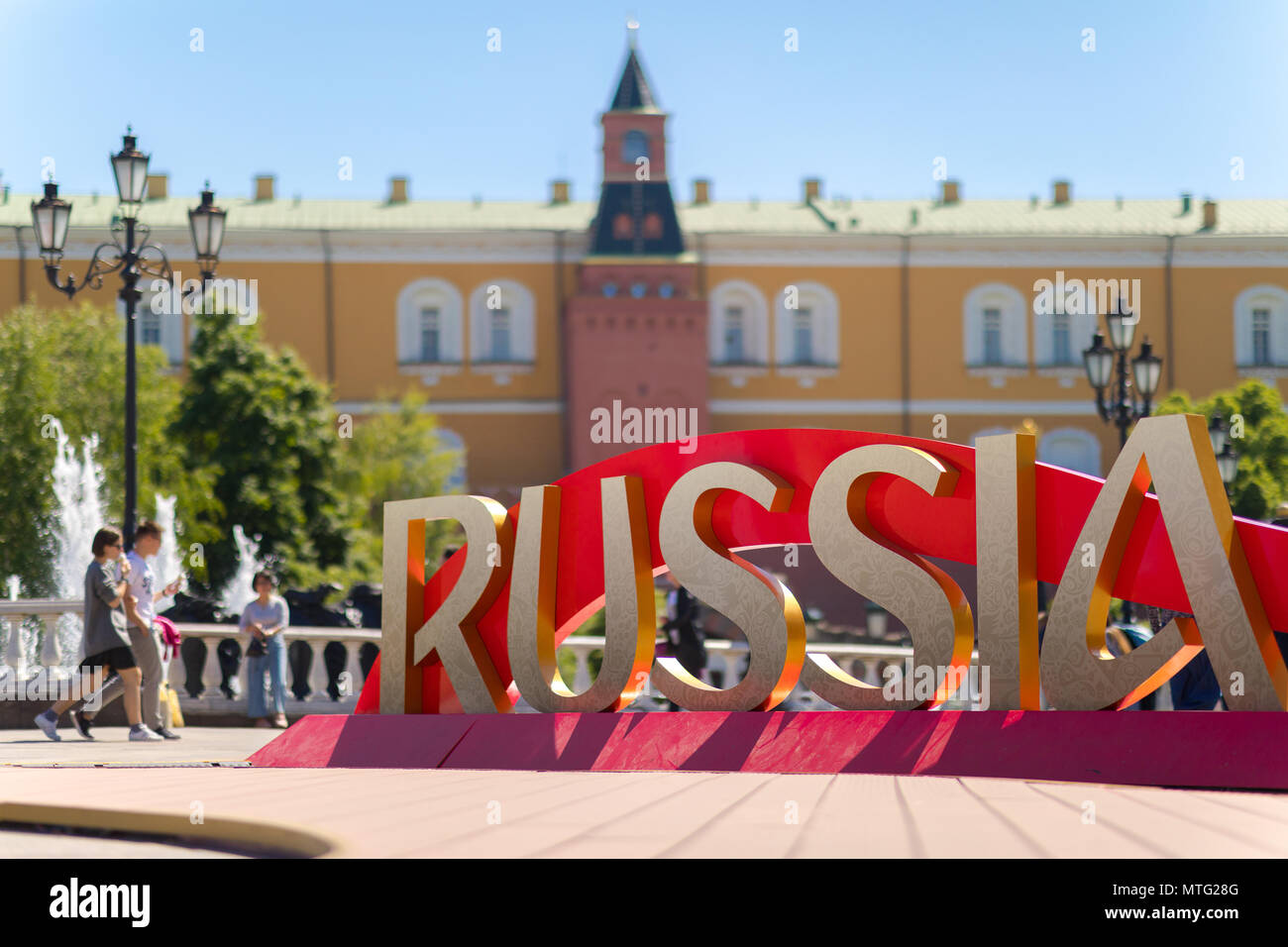 L'iscrizione " Russia " installati prima dell inizio della Coppa del Mondo FIFA in Piazza Manezh. La gente a piedi, il Cremlino e Manege Sq. in background. Foto Stock