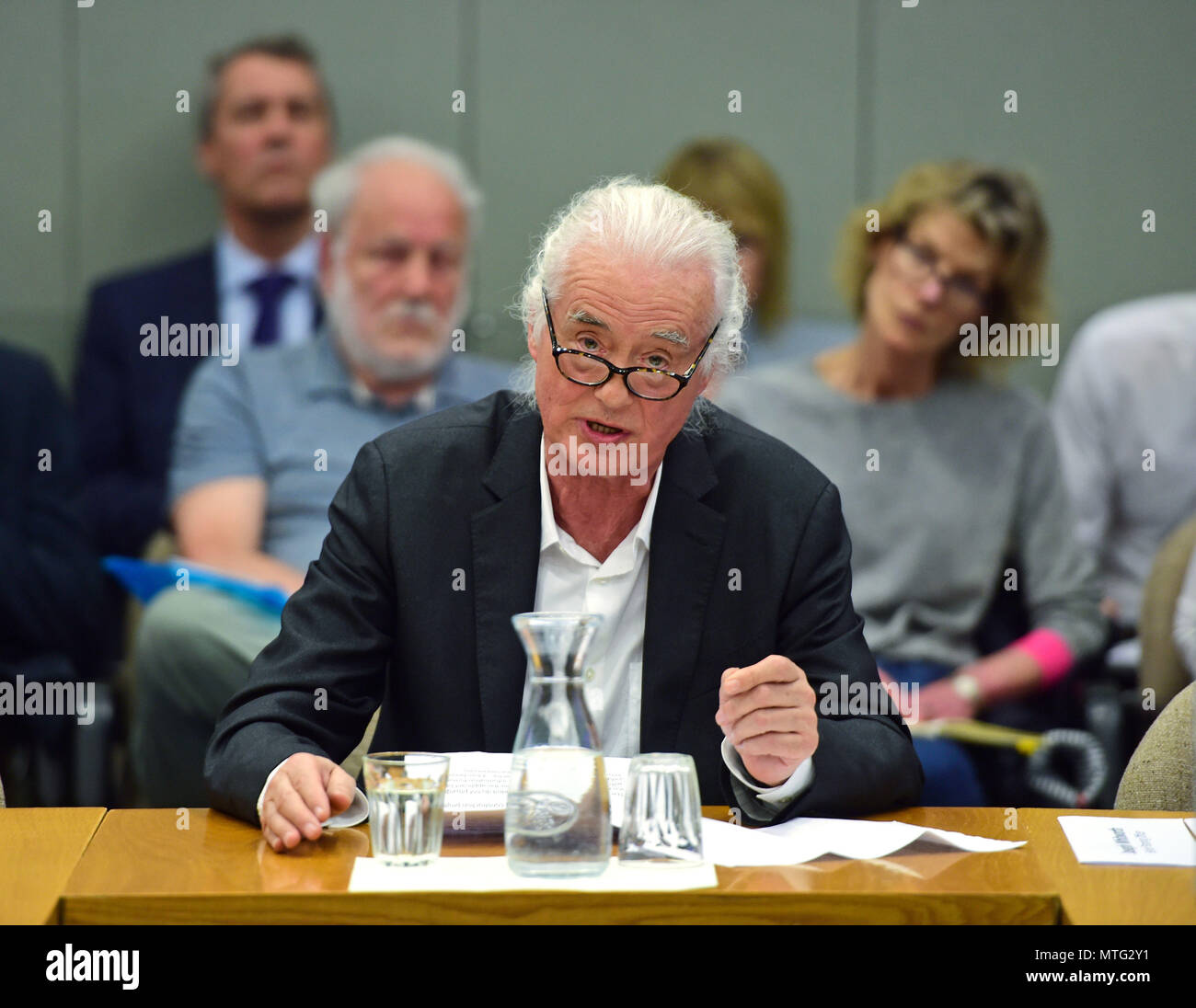 Led Zeppelin chitarrista Jimmy Page parla contro un applicazione di pianificazione che crede possa pregiudicare la sua casa, durante un permesso di pianificazione riunione a Kensington Town Hall di Londra. Foto Stock