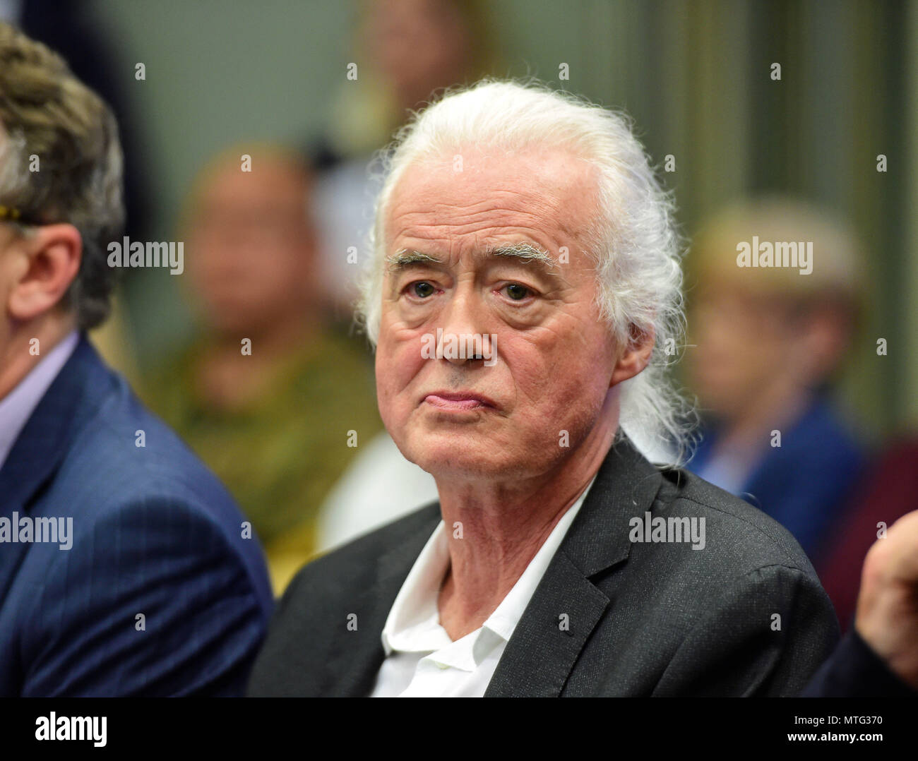 Led Zeppelin chitarrista Jimmy Page durante un permesso di pianificazione riunione a Kensington Town Hall di Londra, dove egli si pronunci contro un applicazione di pianificazione che crede possa pregiudicare la sua casa. Foto Stock