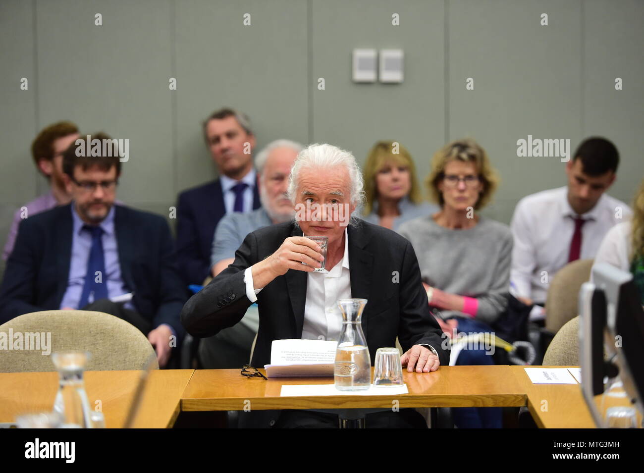 Led Zeppelin chitarrista Jimmy Page parla contro un applicazione di pianificazione che crede possa pregiudicare la sua casa, durante un permesso di pianificazione riunione a Kensington Town Hall di Londra. Foto Stock