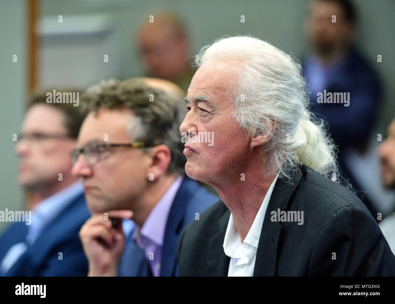 Led Zeppelin chitarrista Jimmy Page durante un permesso di pianificazione riunione a Kensington Town Hall di Londra, dove egli si pronunci contro un applicazione di pianificazione che crede possa pregiudicare la sua casa. Foto Stock