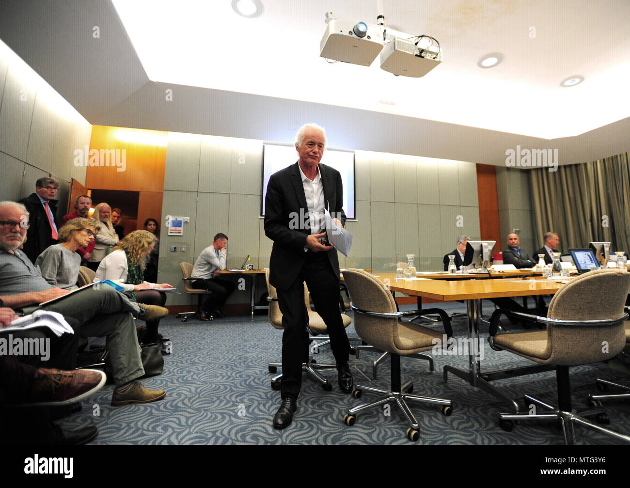 Led Zeppelin chitarrista Jimmy Page durante un permesso di pianificazione riunione a Kensington Town Hall di Londra, dove egli si pronunci contro un applicazione di pianificazione che crede possa pregiudicare la sua casa. Foto Stock