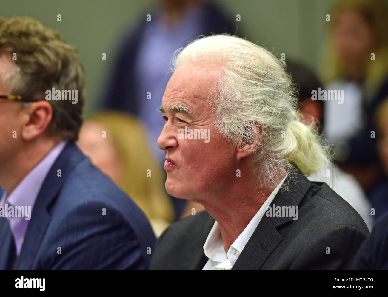 Led Zeppelin chitarrista Jimmy Page durante un permesso di pianificazione riunione a Kensington Town Hall di Londra, dove egli si pronunci contro un applicazione di pianificazione che crede possa pregiudicare la sua casa. Foto Stock