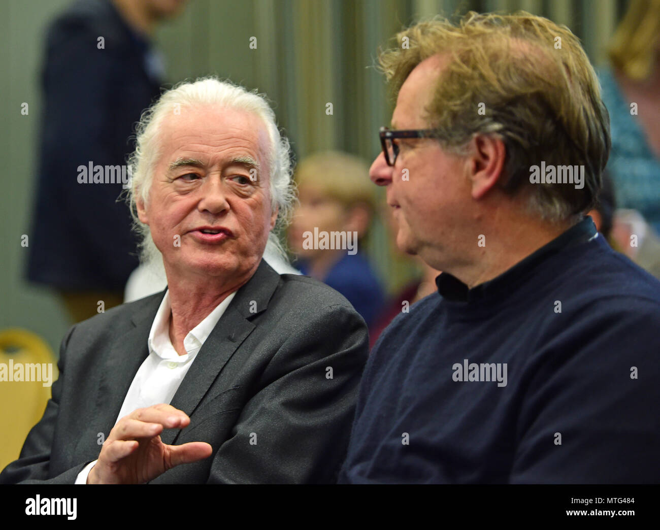 Led Zeppelin chitarrista Jimmy Page durante un permesso di pianificazione riunione a Kensington Town Hall di Londra, dove egli si pronunci contro un applicazione di pianificazione che crede possa pregiudicare la sua casa. Foto Stock