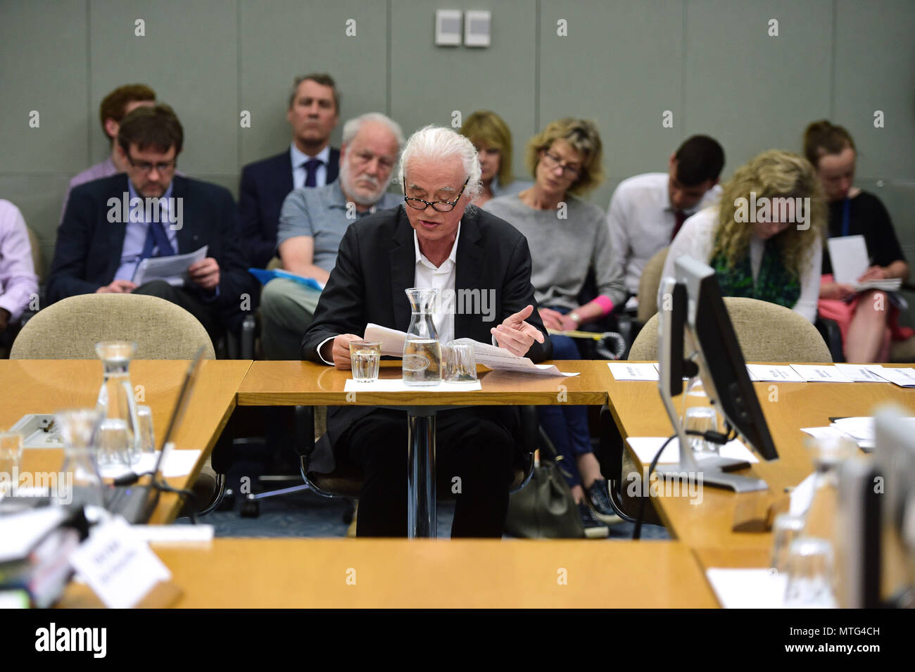 Led Zeppelin chitarrista Jimmy Page parla contro un applicazione di pianificazione che crede possa pregiudicare la sua casa, durante un permesso di pianificazione riunione a Kensington Town Hall di Londra. Foto Stock