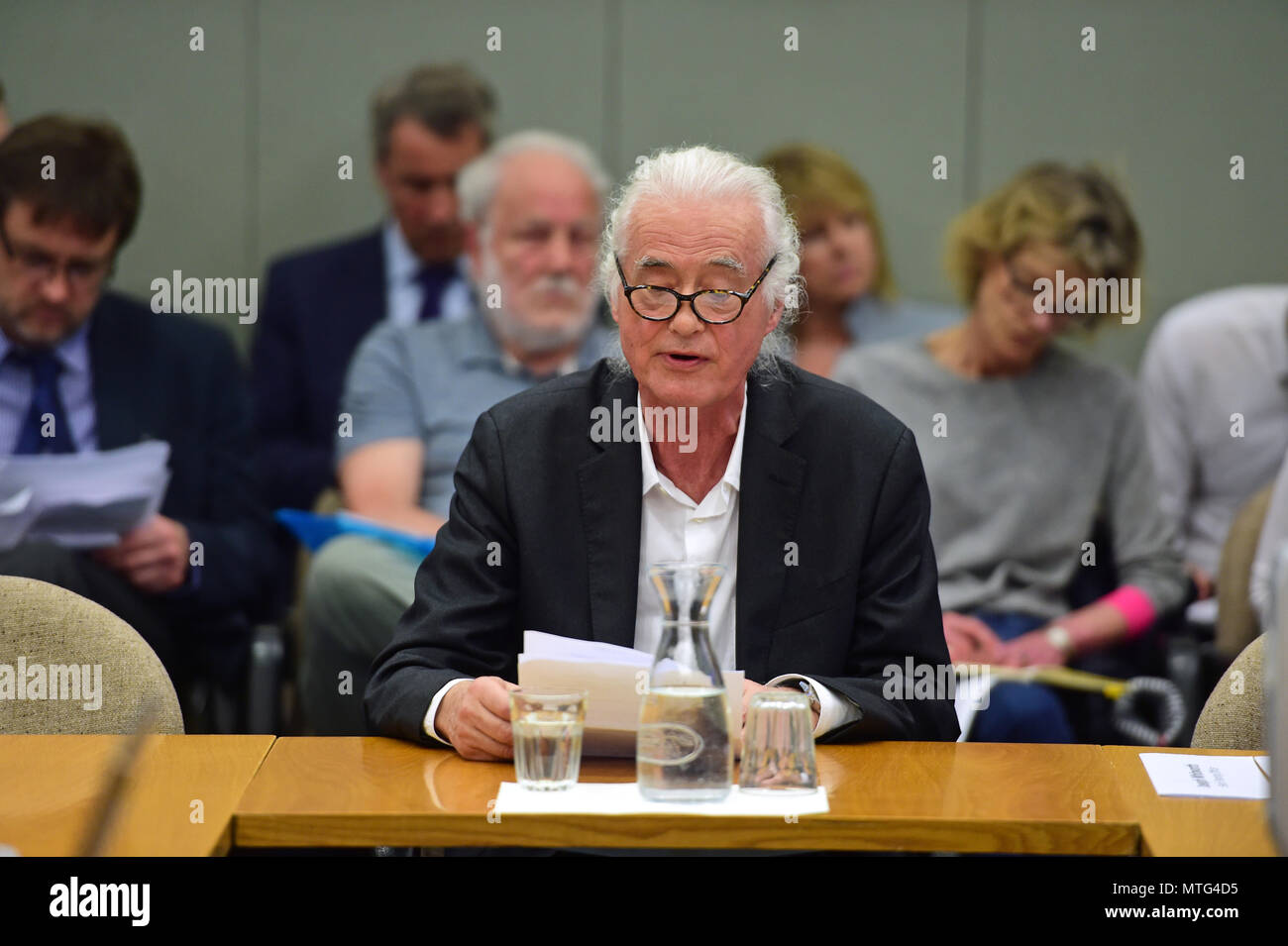 Led Zeppelin chitarrista Jimmy Page parla contro un applicazione di pianificazione che crede possa pregiudicare la sua casa, durante un permesso di pianificazione riunione a Kensington Town Hall di Londra. Foto Stock
