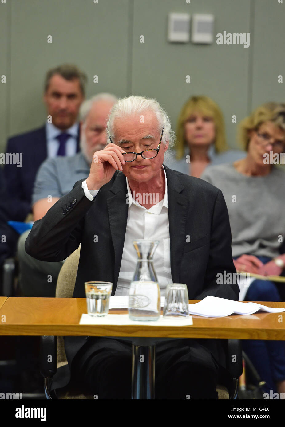 Led Zeppelin chitarrista Jimmy Page parla contro un applicazione di pianificazione che crede possa pregiudicare la sua casa, durante un permesso di pianificazione riunione a Kensington Town Hall di Londra. Foto Stock