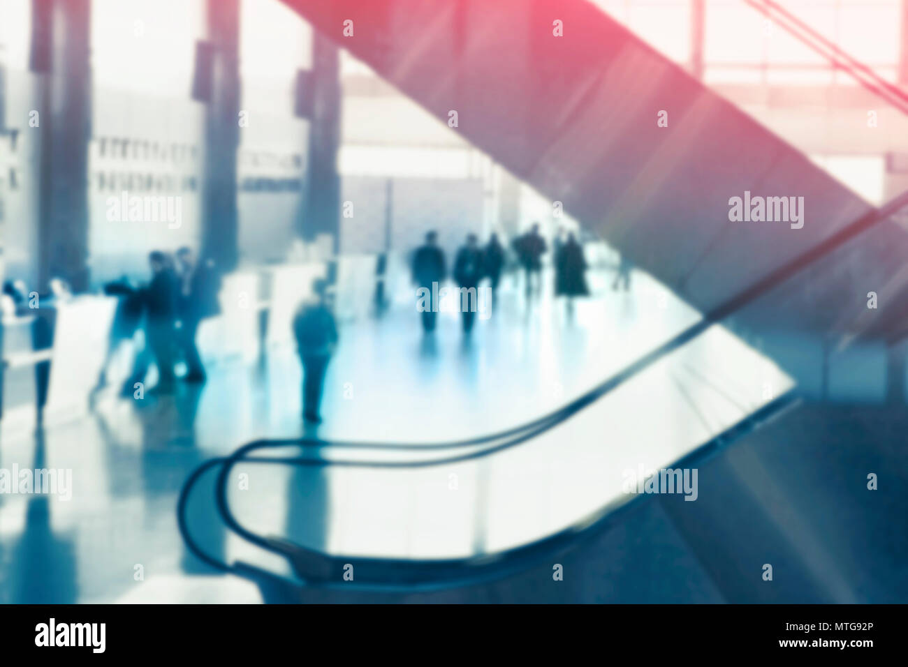 Foto sfocata di scale mobili in edificio moderno nei toni del background Foto Stock