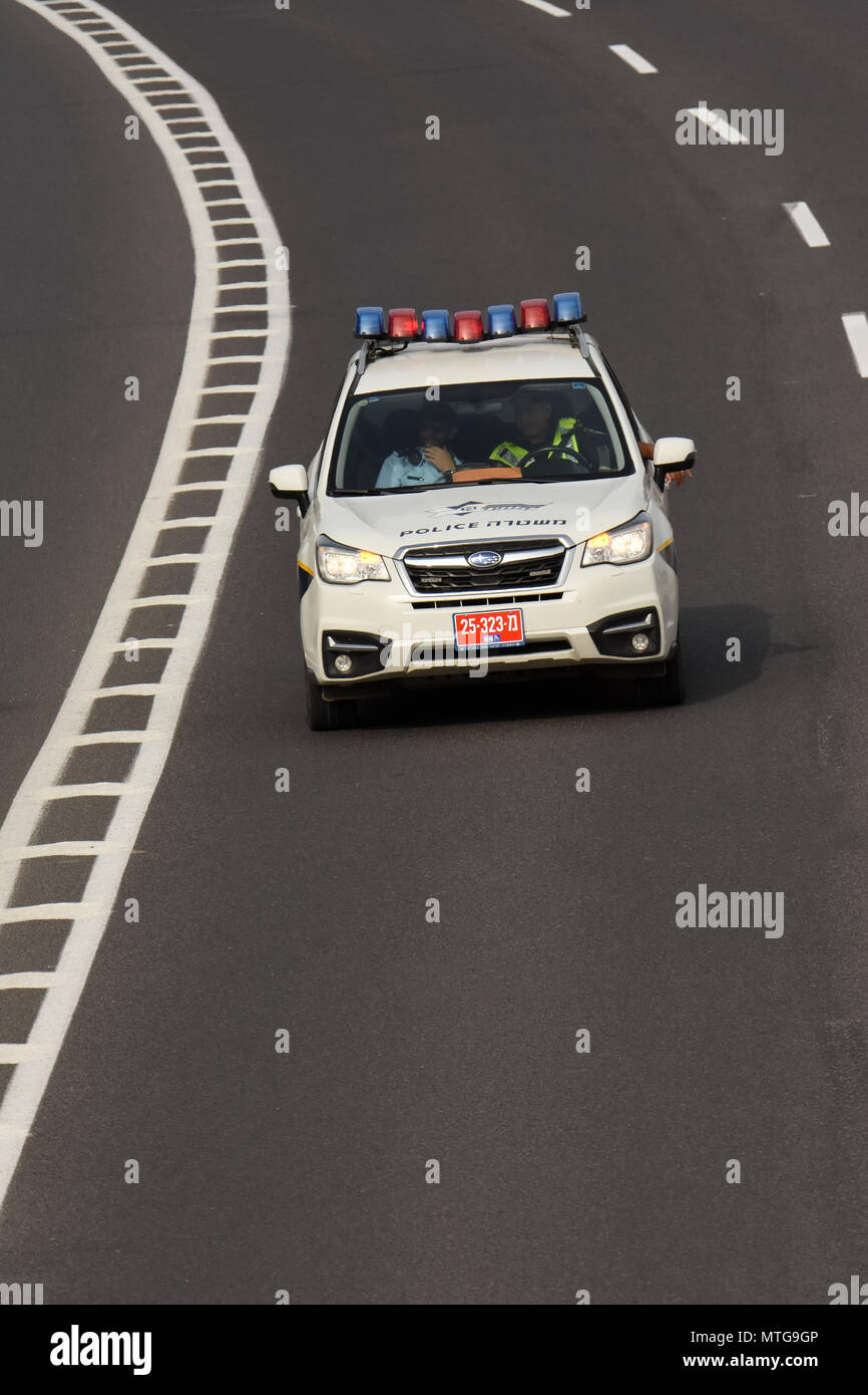 Polilce auto su autostrada,Israele Foto Stock