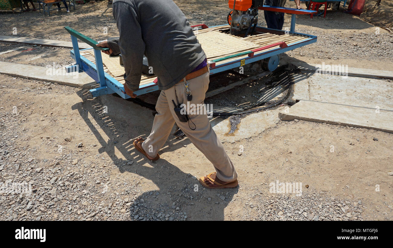 Nuovo treno di bambù binario ferroviario a battambang in Cambogia Foto Stock