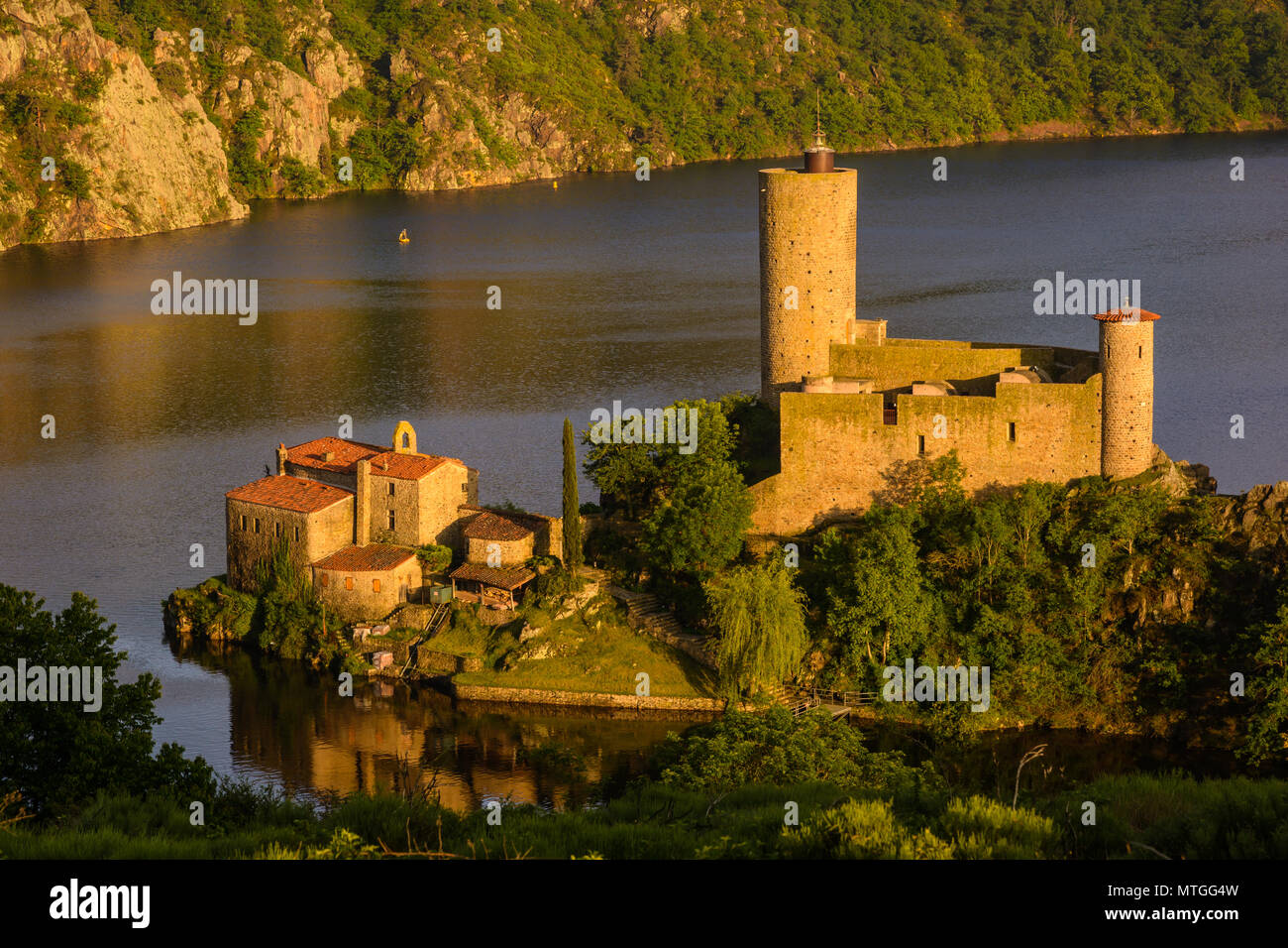 Saint-Just-Saint-Rambert, Francia - 15 Maggio 2018: Di proprietà privata, il castello di Grangent sorge su di un'isola nel lago artificiale risultante dalla bu Foto Stock