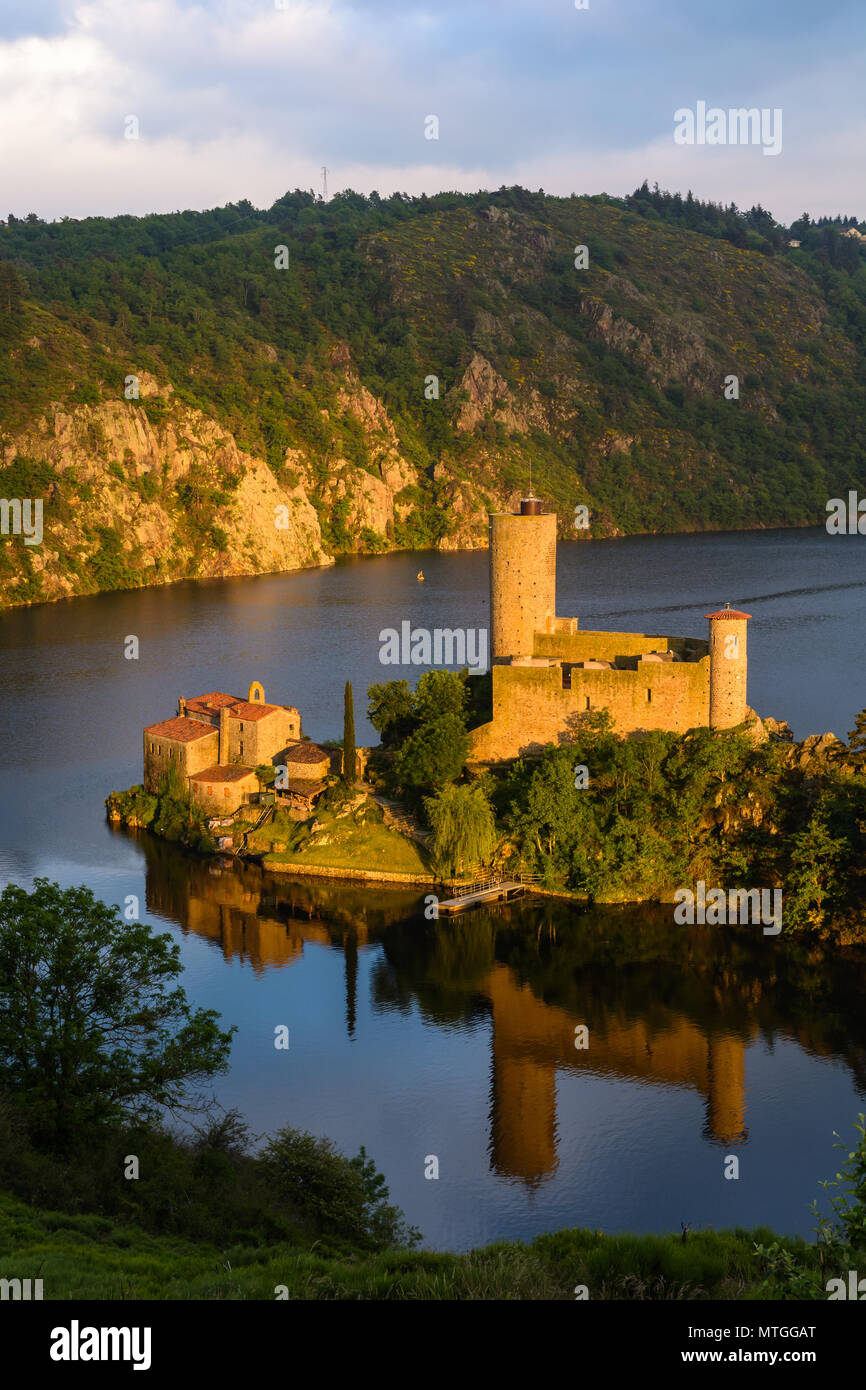 Saint-Just-Saint-Rambert, Francia - 15 Maggio 2018: Di proprietà privata, il castello di Grangent sorge su di un'isola nel lago artificiale risultante dalla bu Foto Stock