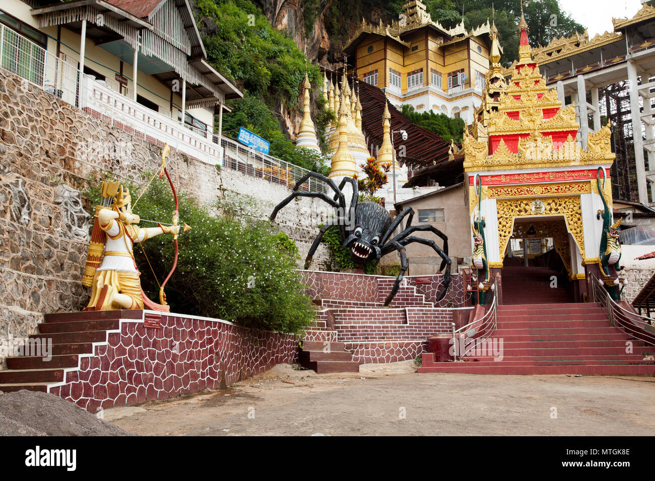 L'ingresso alle grotte di Pindaya: Prince Kummabhaya prende il ragno malvagio che ha catturato sette principesse. Foto Stock