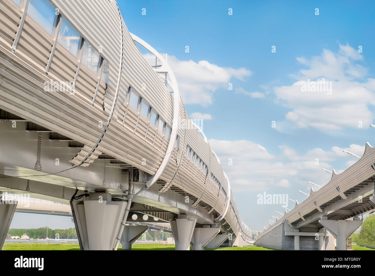Paesaggio con moderne ad alta velocità autostrada sopraelevata esterno. A bright giornata di sole Foto Stock