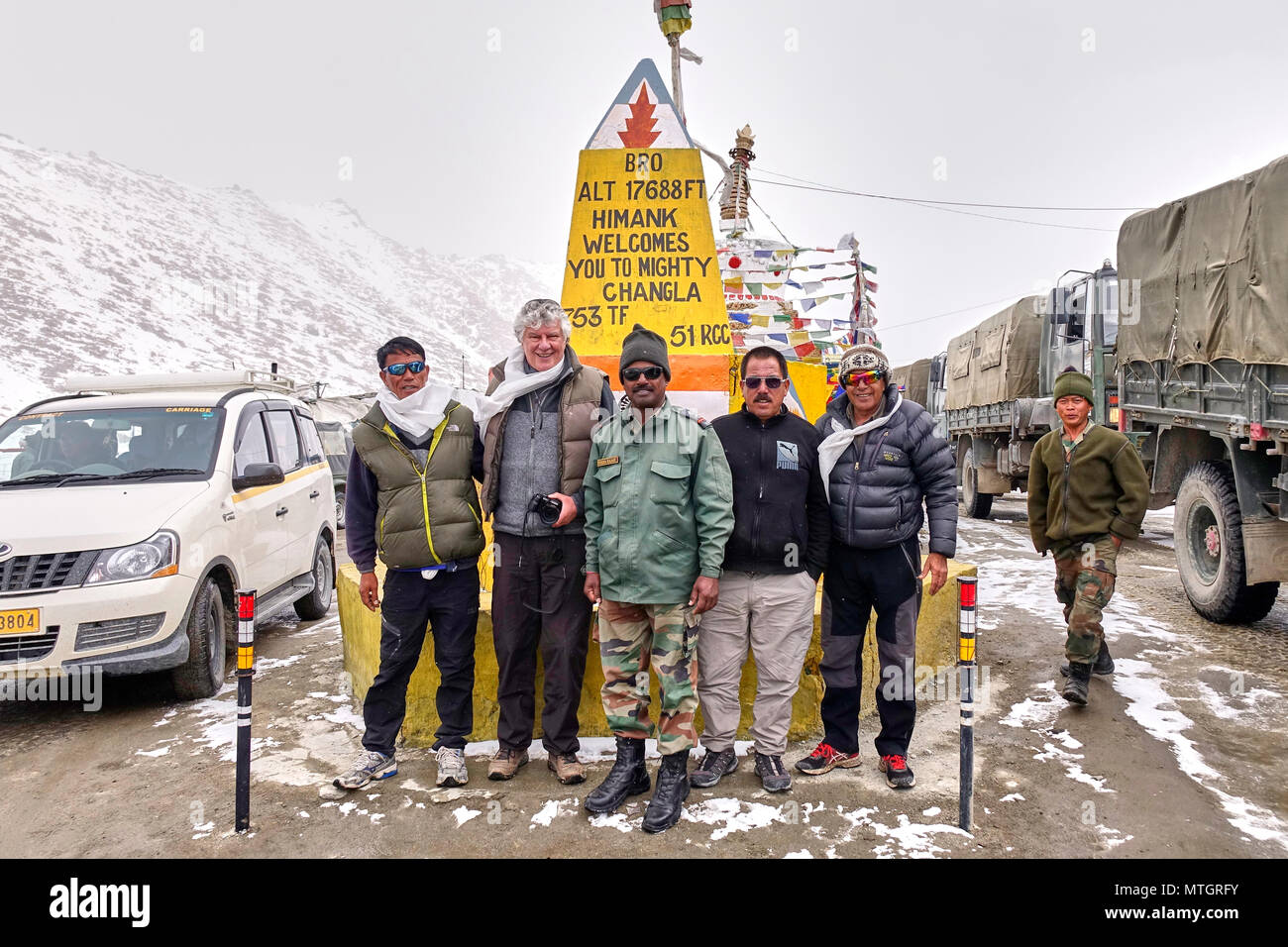 I viaggiatori posano al passo di montagna Chang la in Ladakh Foto Stock