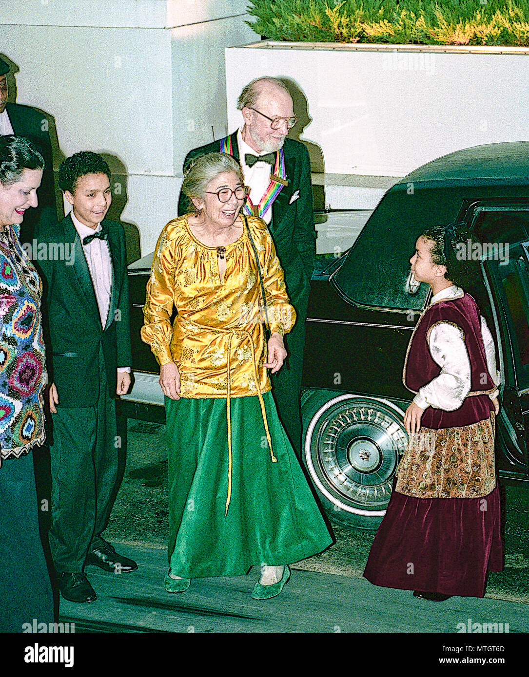 Washington, DC. 12-4-1994 Kennedy Center Honors reception presso la Casa Bianca ospitata dal presidente William Jefferson Clinton e la First Lady Hillary Rodham Clinton. Cantante Folk Peter Seeger insieme con la moglie Toshi-ALie Ota e serval dei suoi figli e nipoti arrivano al portico settentrionale della Casa Bianca. Credito: Mark Reinstein /MediaPunch Foto Stock