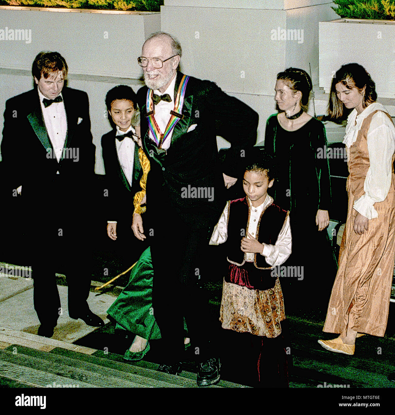 Washington, DC. 12-4-1994 Kennedy Center Honors reception presso la Casa Bianca ospitata dal presidente William Jefferson Clinton e la First Lady Hillary Rodham Clinton. Cantante Folk Peter Seeger insieme con la moglie Toshi-ALie Ota e serval dei suoi figli e nipoti arrivano al portico settentrionale della Casa Bianca. Credito: Mark Reinstein /MediaPunch Foto Stock