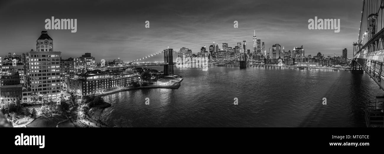 Il Ponte di Brooklyn e la parte inferiore di Manhattan skyline notturno, New York City, Stati Uniti d'America. Foto Stock