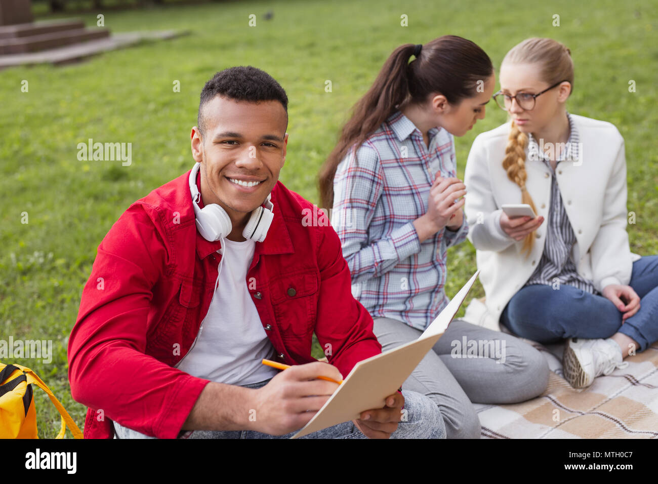 Sorridente scambio di studenti composizione di scrittura per il concorso Foto Stock