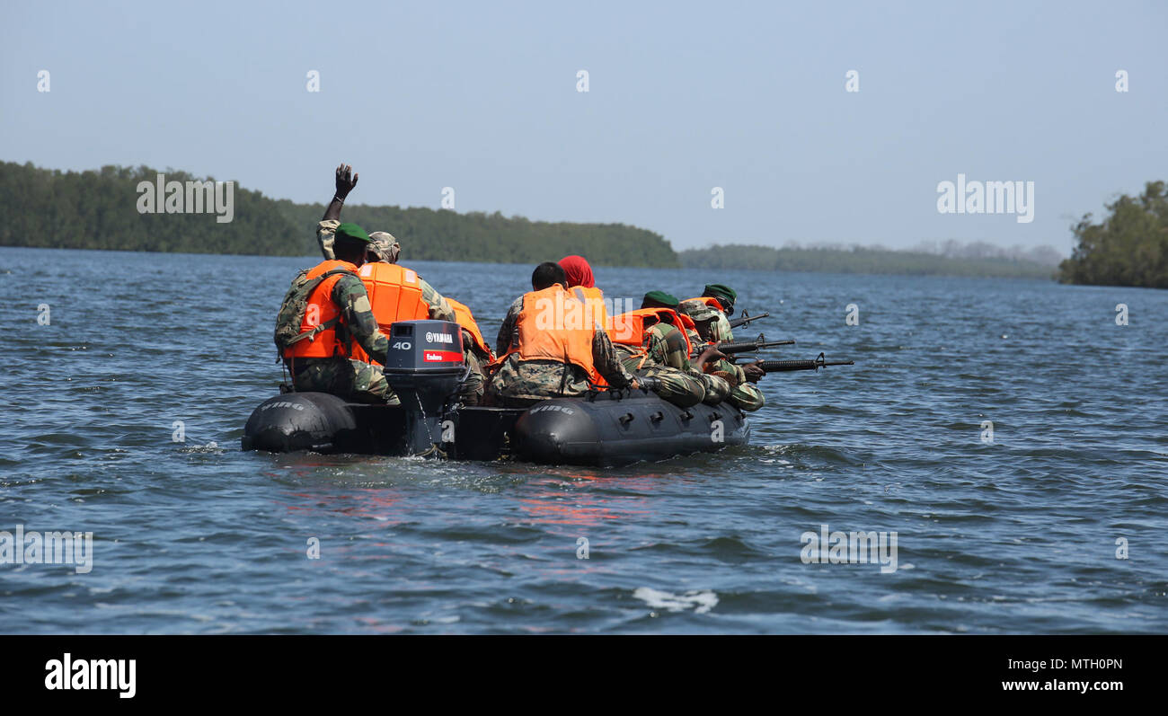 Stati Uniti Marines con scopi speciali Air-Ground Marine Task Force - Risposta in caso di crisi - Africa e membri del Senegal di Compagnie Fusilier de Marin Commando condotta pattuglie fluviale durante quattro settimane di esercizio a Toubakouta, Senegal, 24 aprile 2017. Marines con SPMAGTF-CR-AF e il COFUMACO condotta a quattro alla settimana di formazione professionale esercizio che includeva il combattimento avanzate tecniche di cottura, una mitragliatrice gamma e un live-fire attacco di plotone di gamma. Foto Stock