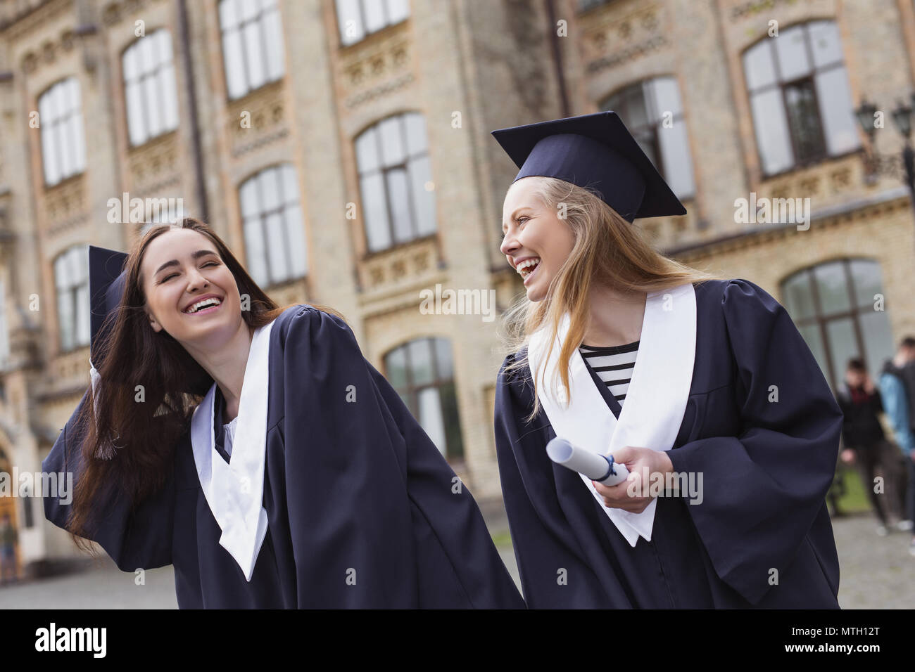 Due giovani economisti sentirsi felice dopo aver ottenuto diplomi Foto Stock