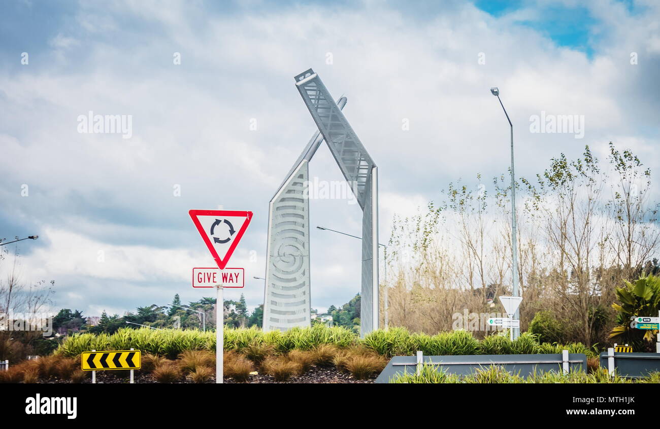 Whanganui, Nuova Zelanda - 2 Luglio 2016: l'incontro la scultura di Mark Southcombe e Judd Bailey situato all'entrata sud per raggiungere la città di Foto Stock