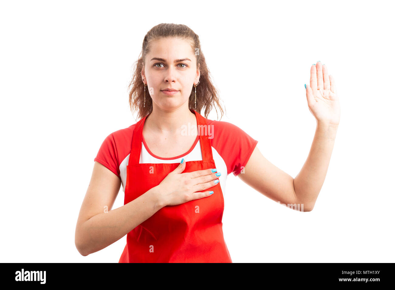 Giovane donna il supermercato o ipermercato lavoratore facendo voto solenne come grave concetto dipendente isolato su sfondo bianco Foto Stock