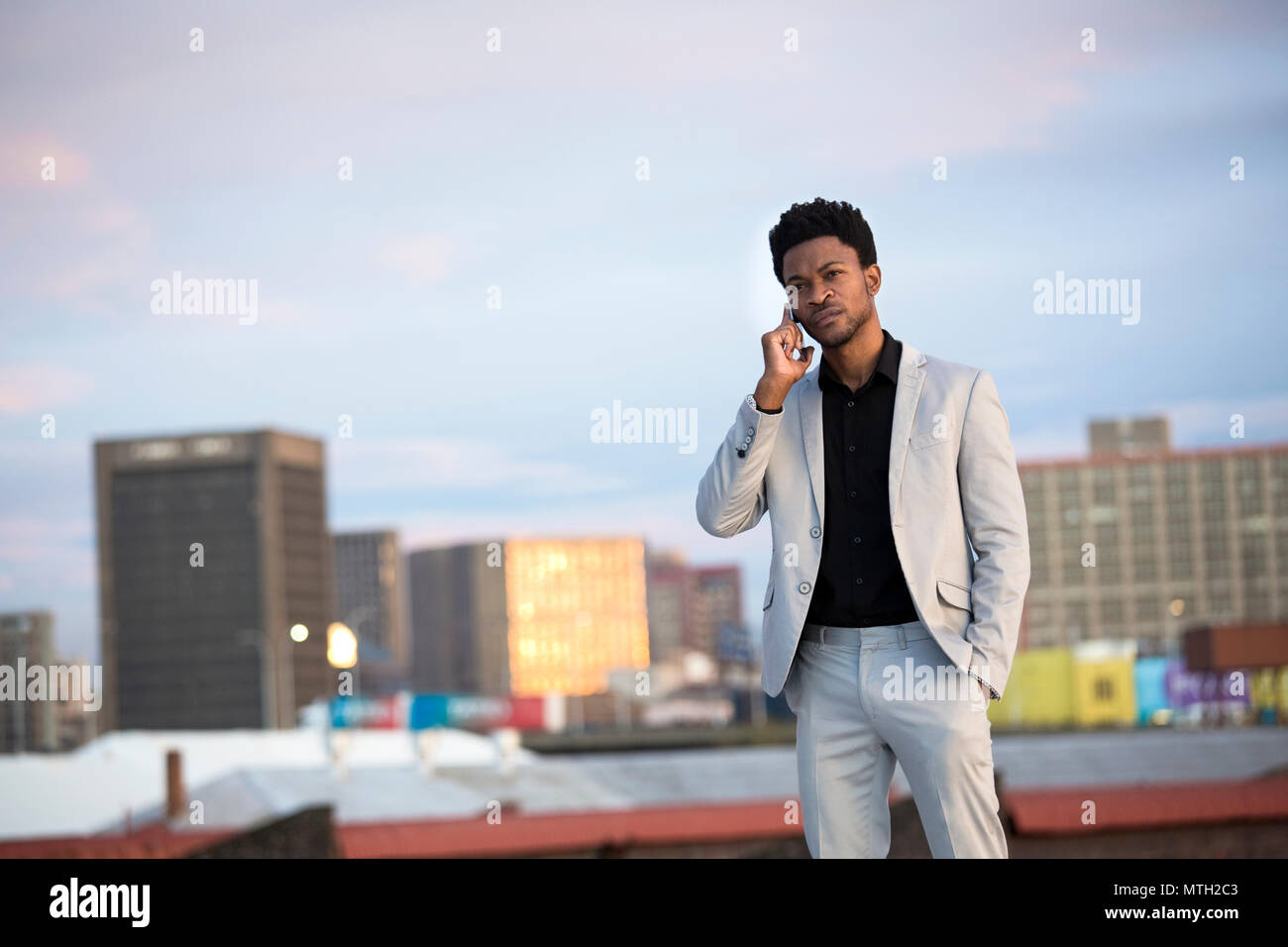 Uomo d'affari su una chiamata telefonica Foto Stock